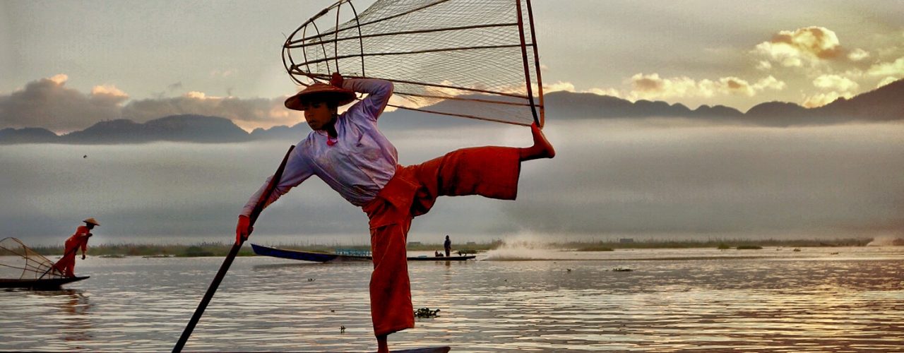 UN PESCATORE TRADIZIONALESUL LAGO INLE IN MYANMAR