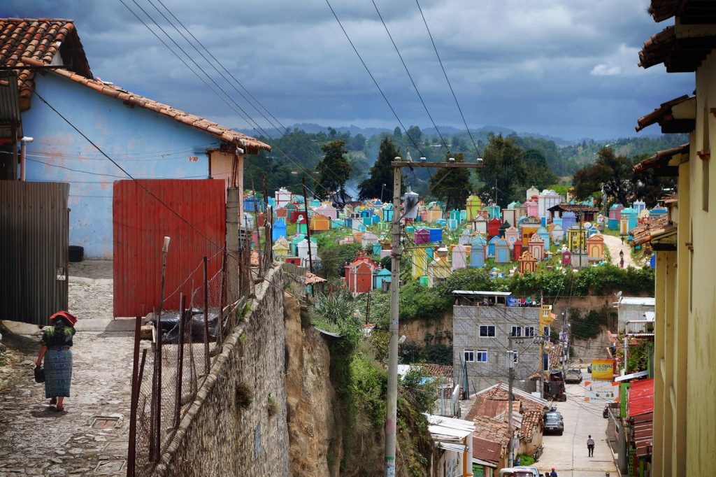 GISPY GUATEMALA DI FUOCO: AVVENTURE NELLA TERRA DEI VULCANI 22 CHICHICASTENANGO CEMETERY